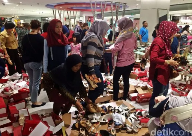 Kenapa Sih Tiap Ada Diskon Orang-orang Berubah Jadi Begitu Barbar? Pengen Gaya, Tapi Malah Meresahkan 6