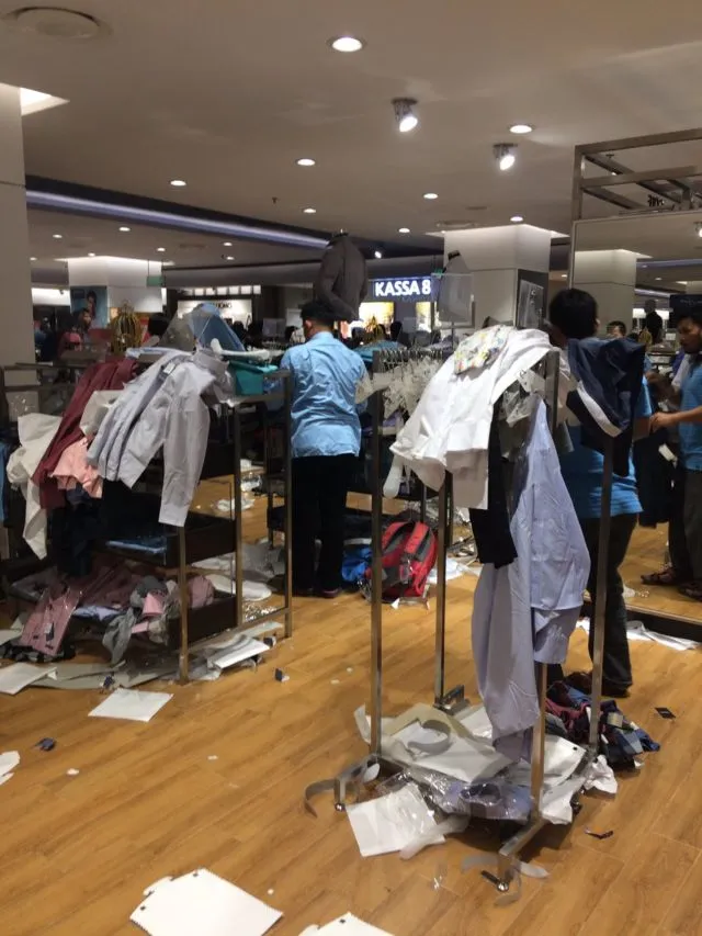 Kenapa Sih Tiap Ada Diskon Orang-orang Berubah Jadi Begitu Barbar? Pengen Gaya, Tapi Malah Meresahkan 4