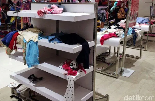 Kenapa Sih Tiap Ada Diskon Orang-orang Berubah Jadi Begitu Barbar? Pengen Gaya, Tapi Malah Meresahkan 5