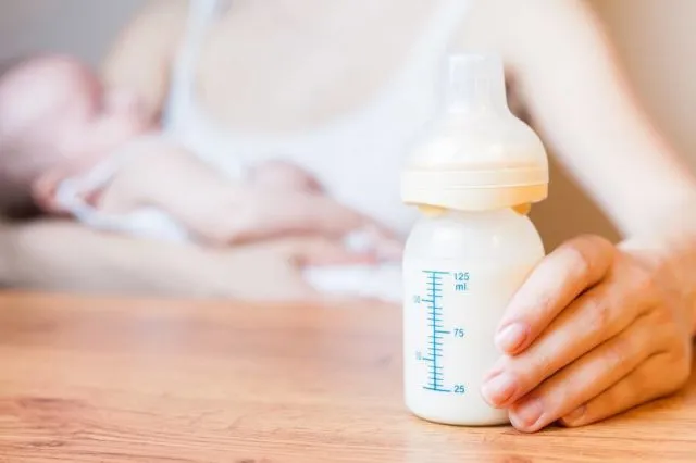Bukan Saat Newborn, 10 Kado Ini Justru Bisa Diberikan Saat Bayi Sudah Berusia 4 Bulanan 16