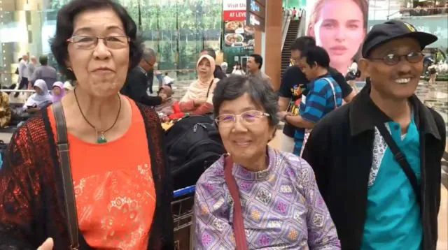 Gokil! Lelaki Ini Berangkatkan 65 Gurunya Jalan-jalan ke Luar Negeri Karena Pengen Balas Jasa Mereka 6