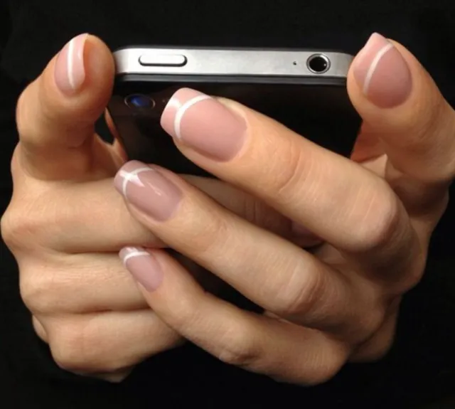 13 Modifikasi Polesan Kuku Ala French Manicure yang Memanjakan Mata 25