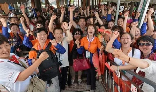 7 Kelakuan Buruk Turis China dan Indonesia yang Nggak Jauh Beda. Jangan Kamu Tiru Ya! 18