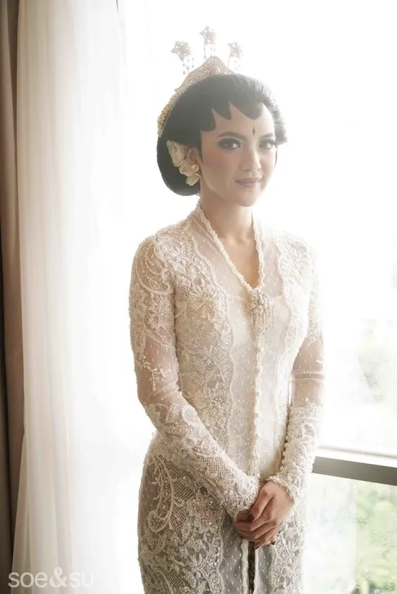 19+ Inspirasi Model Kebaya Akad Nikah Putih Simple 29