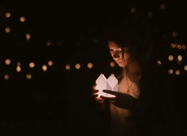 7 Alasan Cowok Nggak Bisa Lihat Ceweknya Nangis, Bukan Karena Nggak Berperasaan atau Apatis 10
