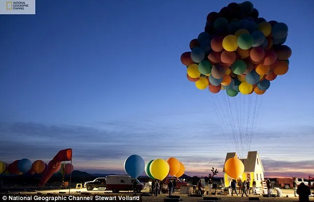 Kayak Film Up, Orang Ini Sukses Melayang dengan 20,000 Balon. Terbang Pakai Balon Bukan Fiksi Doang 17