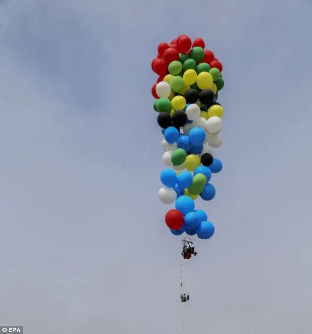 Kayak Film Up, Orang Ini Sukses Melayang dengan 20,000 Balon. Terbang Pakai Balon Bukan Fiksi Doang 19