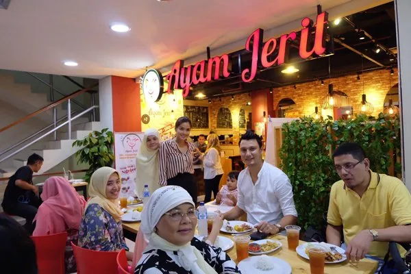 5 Artis Ternama yang Punya Bisnis Berskala Besar. Mereka Sadar Nggak Selamanya Bisa Jadi Selebritis 7