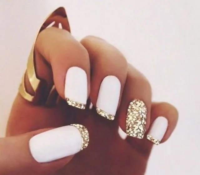 13 Modifikasi Polesan Kuku Ala French Manicure yang Memanjakan Mata 17