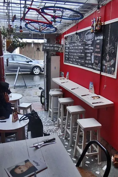 10 Desain Interior Cafe yang Minimalis & Kekinian 18
