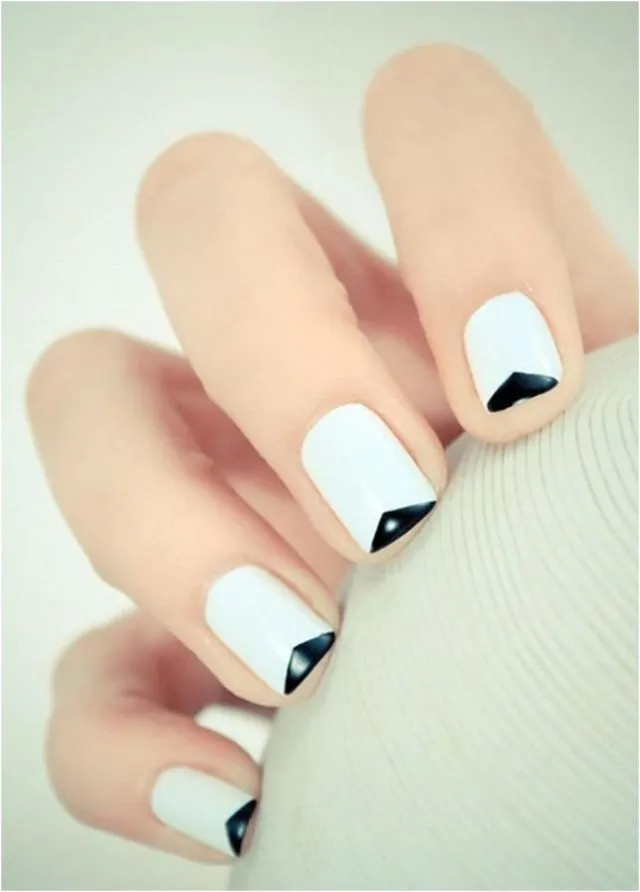 13 Modifikasi Polesan Kuku Ala French Manicure yang Memanjakan Mata 24