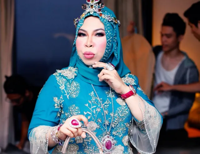 Pernah Alami Hidup Sulit, Wanita Ini Kini Bermandikan Uang dan Perhiasan. Warganet Malah Bilang Itu Riya! 5