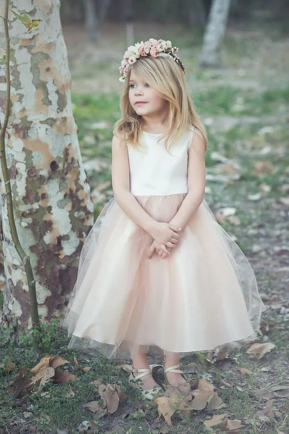 14 Inspirasi Gaun Flower Girl untuk Hari Pernikahanmu Nanti. Lihatnya Bikin Gemas! 15