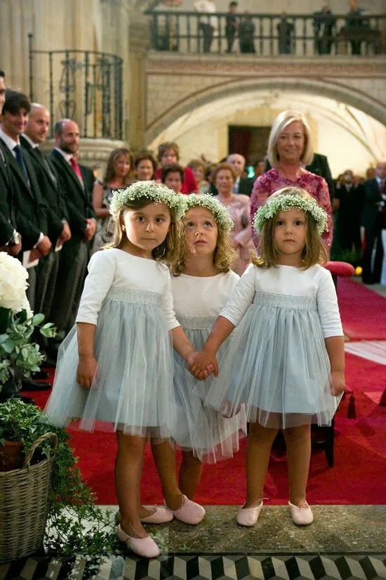14 Inspirasi Gaun Flower Girl untuk Hari Pernikahanmu Nanti. Lihatnya Bikin Gemas! 23