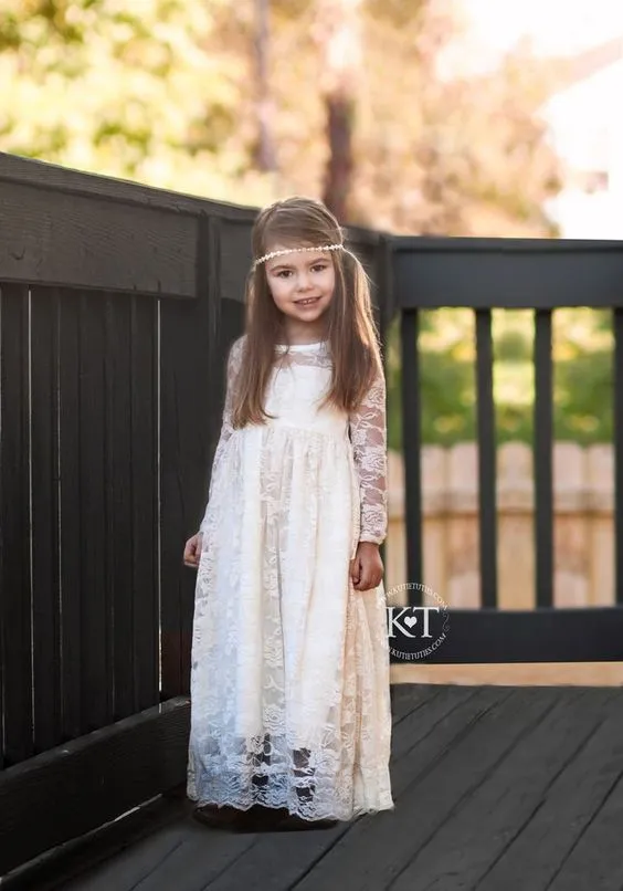 14 Inspirasi Gaun Flower Girl untuk Hari Pernikahanmu Nanti. Lihatnya Bikin Gemas! 25