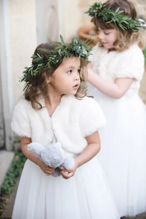 14 Inspirasi Gaun Flower Girl untuk Hari Pernikahanmu Nanti. Lihatnya Bikin Gemas! 26