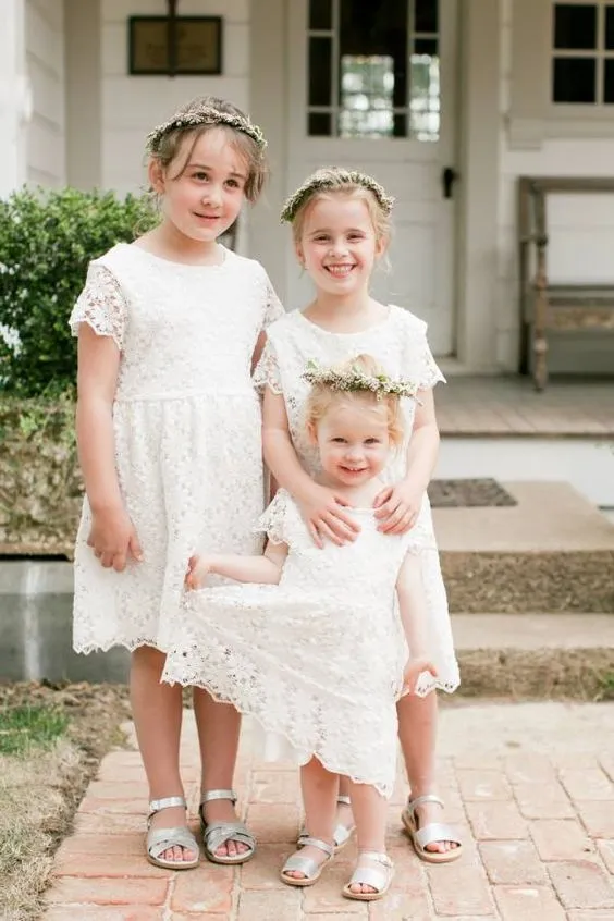 14 Inspirasi Gaun Flower Girl untuk Hari Pernikahanmu Nanti. Lihatnya Bikin Gemas! 27