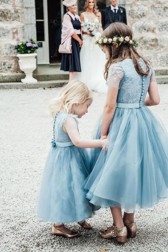 14 Inspirasi Gaun Flower Girl untuk Hari Pernikahanmu Nanti. Lihatnya Bikin Gemas! 16