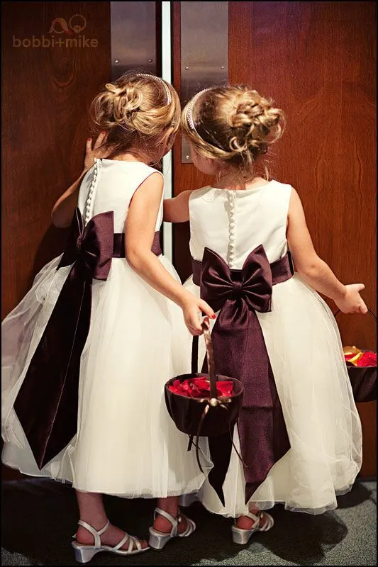 14 Inspirasi Gaun Flower Girl untuk Hari Pernikahanmu Nanti. Lihatnya Bikin Gemas! 17
