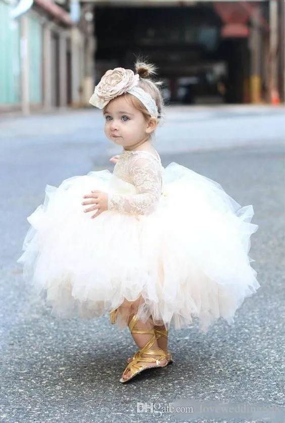 14 Inspirasi Gaun Flower Girl untuk Hari Pernikahanmu Nanti. Lihatnya Bikin Gemas! 19