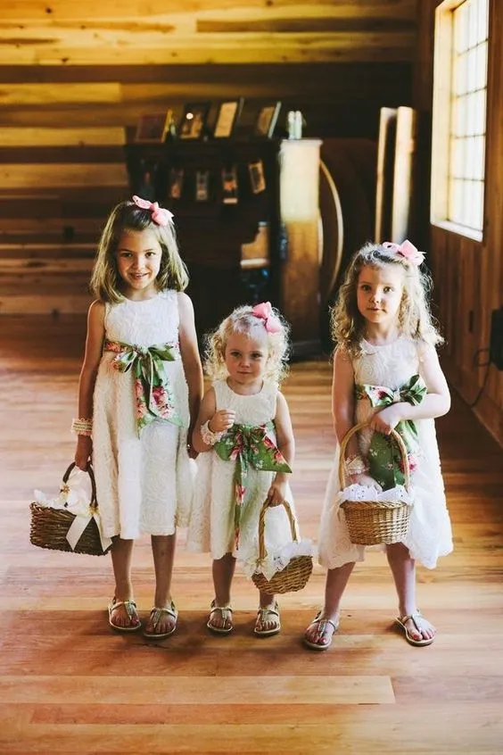 14 Inspirasi Gaun Flower Girl untuk Hari Pernikahanmu Nanti. Lihatnya Bikin Gemas! 20