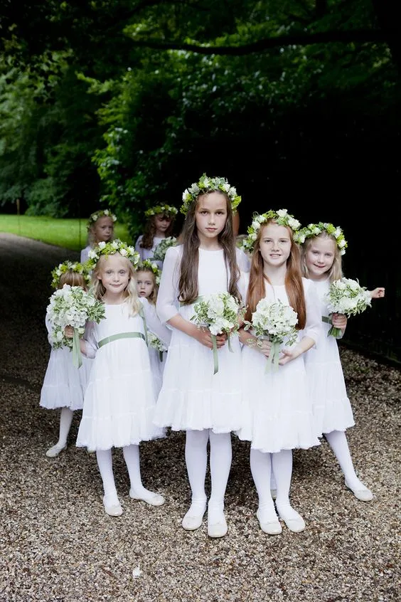 14 Inspirasi Gaun Flower Girl untuk Hari Pernikahanmu Nanti. Lihatnya Bikin Gemas! 21