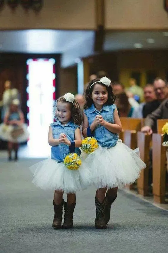 14 Inspirasi Gaun Flower Girl untuk Hari Pernikahanmu Nanti. Lihatnya Bikin Gemas! 22