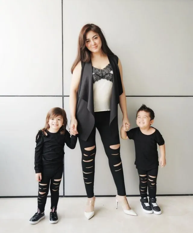 Galeri 12 Potret si Kembar Zac dan Zoe Anak Jonathan Frizzy. Selain Lucu, Mereka Juga Stylish Abis 13