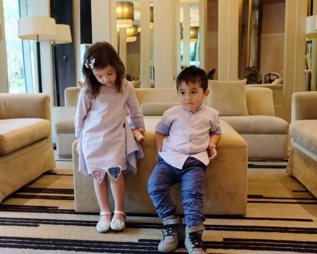 Galeri 12 Potret si Kembar Zac dan Zoe Anak Jonathan Frizzy. Selain Lucu, Mereka Juga Stylish Abis 17