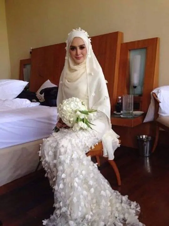 19+ Inspirasi Model Kebaya Akad Nikah Putih Simple 32