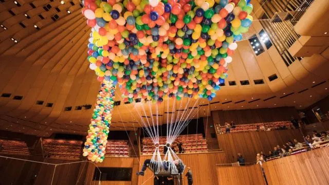 Kayak Film Up, Orang Ini Sukses Melayang dengan 20,000 Balon. Terbang Pakai Balon Bukan Fiksi Doang 11