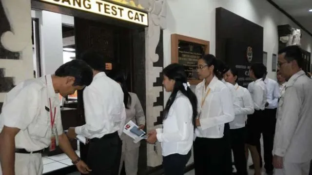 Indonesia Banget Nih, Bawa-bawa Jimat Saat Tes CPNS. Jadi, Kalian Lebih Percaya Dukun daripada Tuhan? 5