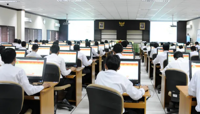 Indonesia Banget Nih, Bawa-bawa Jimat Saat Tes CPNS. Jadi, Kalian Lebih Percaya Dukun daripada Tuhan? 7