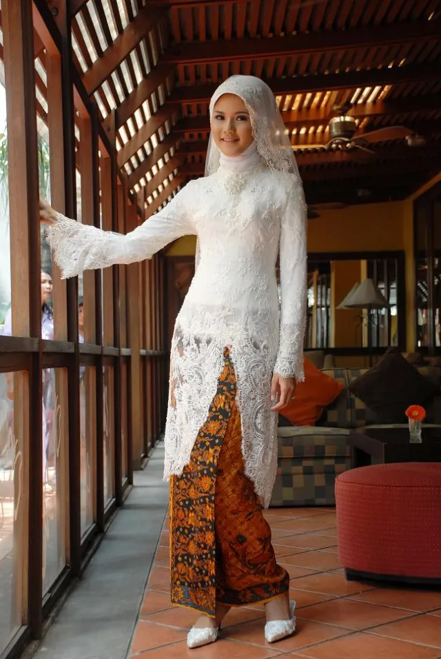19+ Inspirasi Model Kebaya Akad Nikah Putih Simple 37