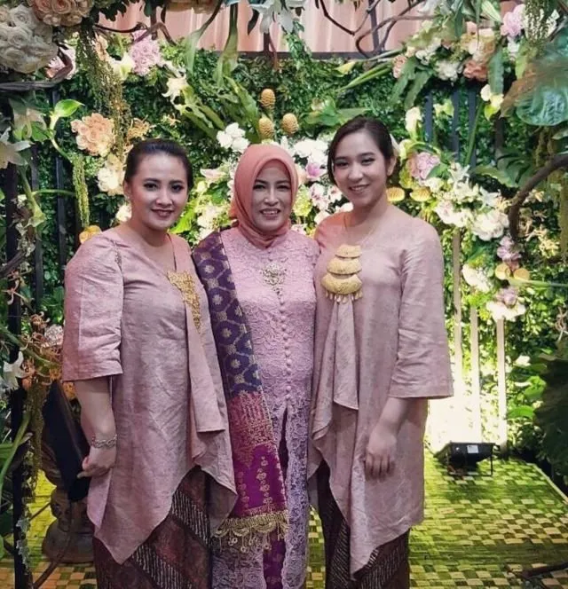 10 Inspirasi Kebaya Plus-Size. Soal Penampilan, Badan Sintal Tak Jadi Soal 16