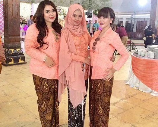 10 Inspirasi Kebaya Plus-Size. Soal Penampilan, Badan Sintal Tak Jadi Soal 17