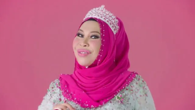 Pernah Alami Hidup Sulit, Wanita Ini Kini Bermandikan Uang dan Perhiasan. Warganet Malah Bilang Itu Riya! 6