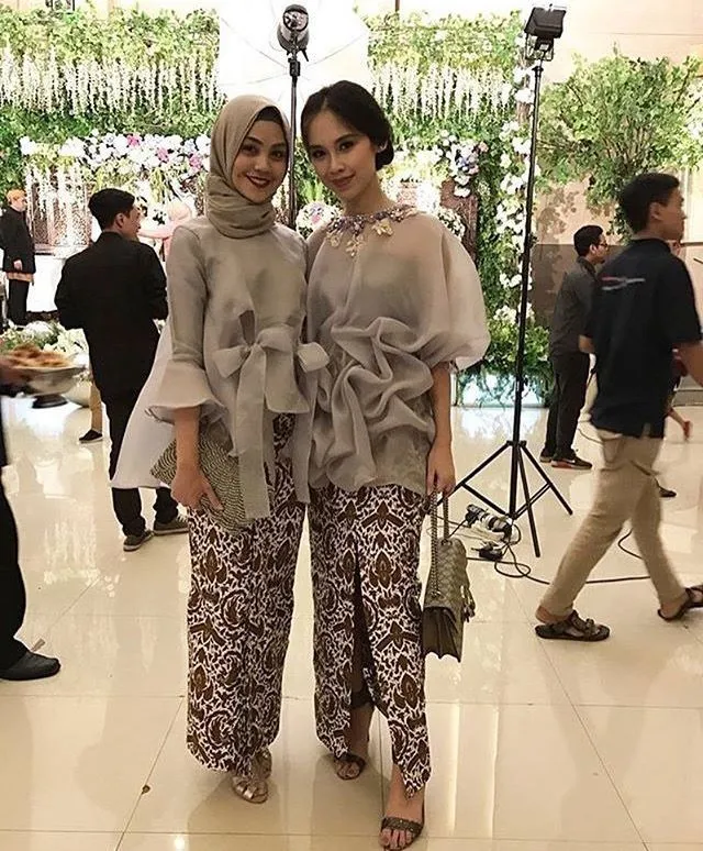 12 Inspirasi Atasan Berbahan Kain Kaca atau Organza Buat Pergi Kondangan, Spesial Untukmu yang Berhijab 22