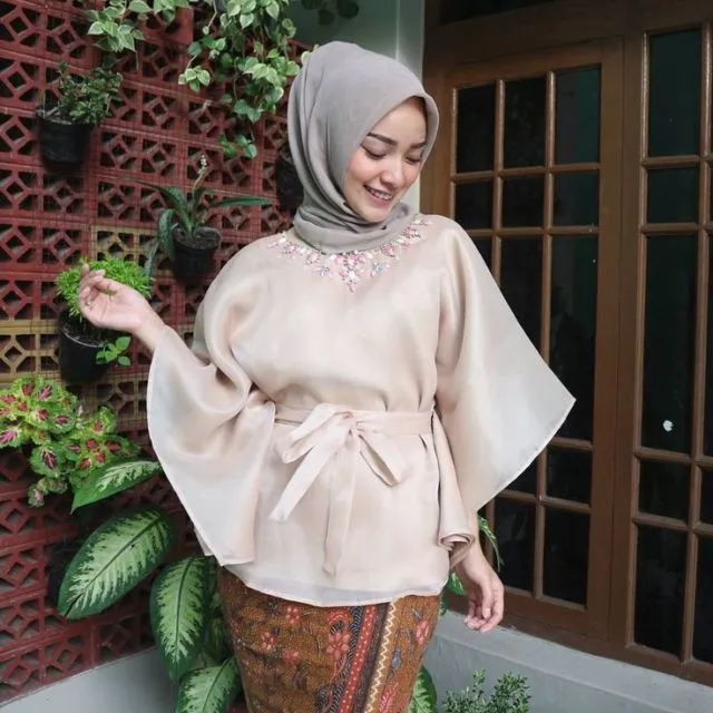 12 Inspirasi Atasan Berbahan Kain Kaca atau Organza Buat Pergi Kondangan, Spesial Untukmu yang Berhijab 21