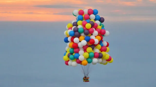Kayak Film Up, Orang Ini Sukses Melayang dengan 20,000 Balon. Terbang Pakai Balon Bukan Fiksi Doang 20