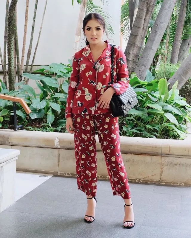 14 Inspirasi Busana Piyama 'Pajama Style' untuk Bepergian ke Luar Rumah. Because Why Not?! 15