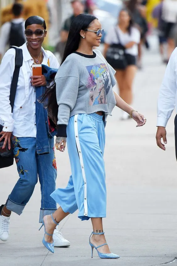 13 Inspirasi 'Track Pants Style'. Kini, Celana Training Ala Seragam Olahraga Bisa Dipakai Ke Mana-mana 25