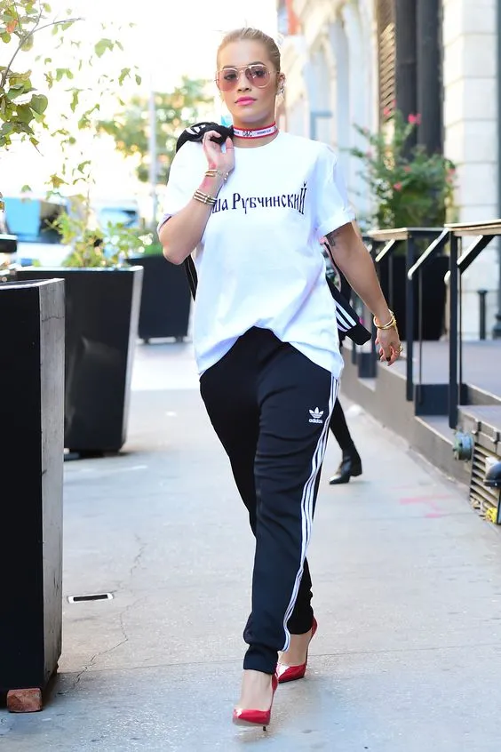 13 Inspirasi 'Track Pants Style'. Kini, Celana Training Ala Seragam Olahraga Bisa Dipakai Ke Mana-mana 17