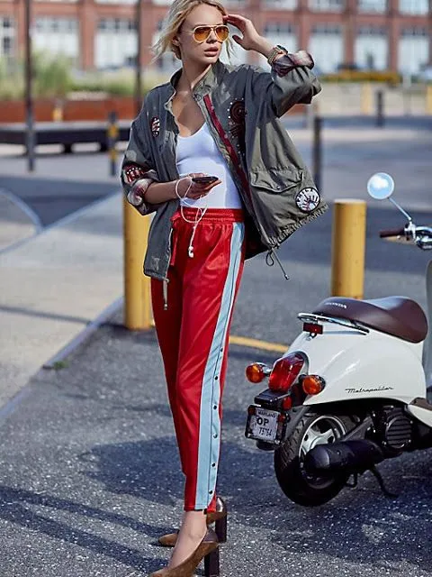 13 Inspirasi 'Track Pants Style'. Kini, Celana Training Ala Seragam Olahraga Bisa Dipakai Ke Mana-mana 19
