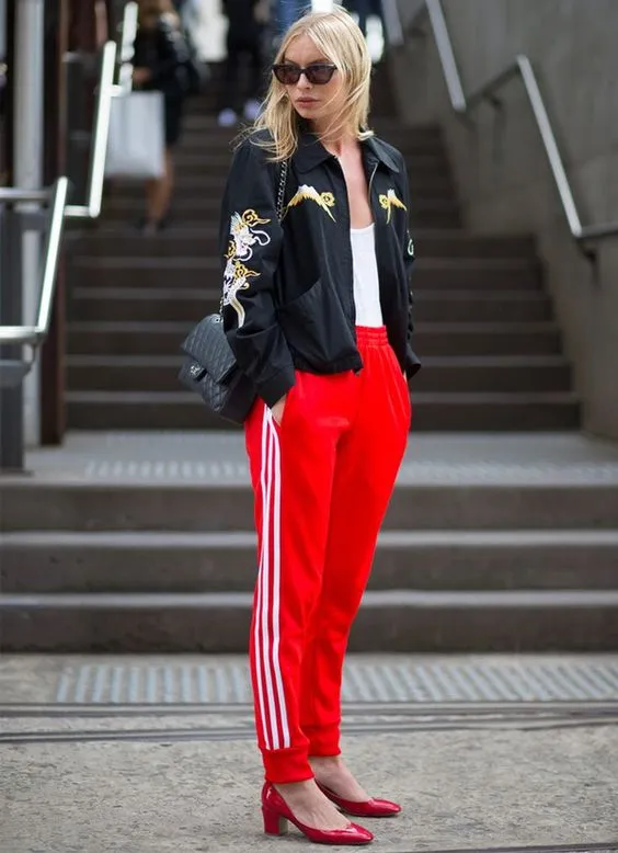 13 Inspirasi 'Track Pants Style'. Kini, Celana Training Ala Seragam Olahraga Bisa Dipakai Ke Mana-mana 22
