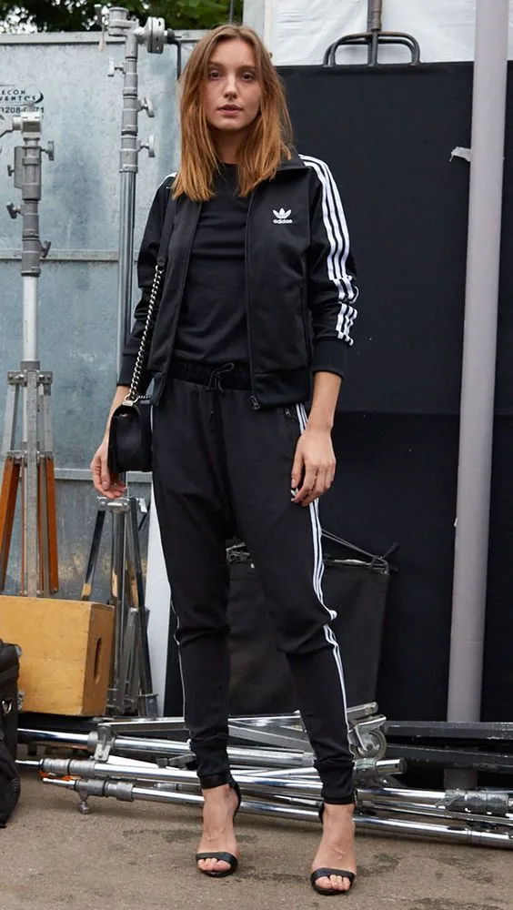 13 Inspirasi 'Track Pants Style'. Kini, Celana Training Ala Seragam Olahraga Bisa Dipakai Ke Mana-mana 14