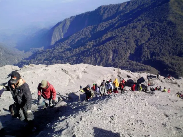Kabar Duka Datang dari Gunung Semeru. Seorang Pendaki Meninggal Terkena Longsoran Batu! 6