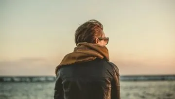 Aku Memang Introvert. Tapi, Jangan Biarkan dan Tinggalkan Aku Sendiri!