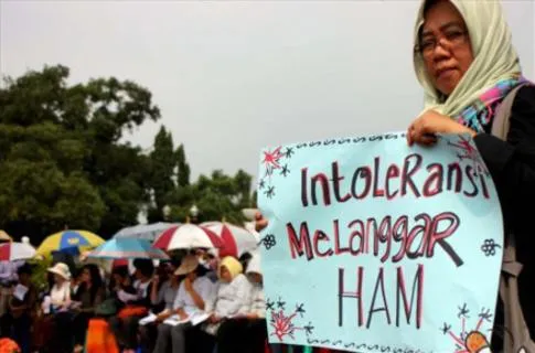 Pria Bawa Kapak Bubarkan Acara Kebaktian. Bukti Toleransi Beragama Makin Terkikis 6