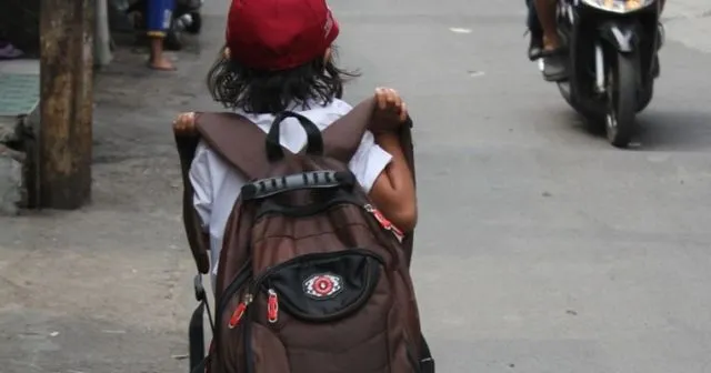 4 Bahaya Membawa Tas Terlalu Berat. Jangan Dibiasakan Ya 5